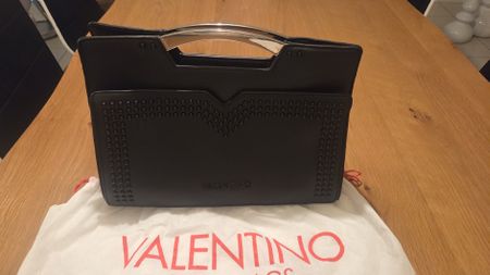 Sac à main Valentino noir, élégant pour toutes occasions!