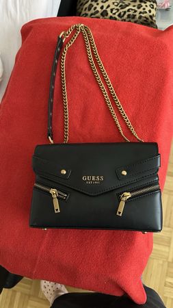 Elegante Guess Tasche Schwarz Gold Kette 