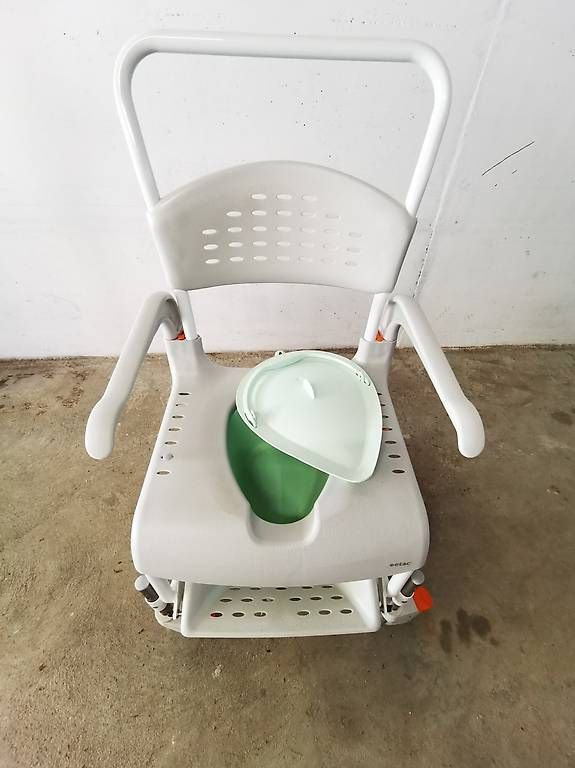 Sedie: Chaise de douche percée  – Usato da Attalens venduto da Tpluess 1