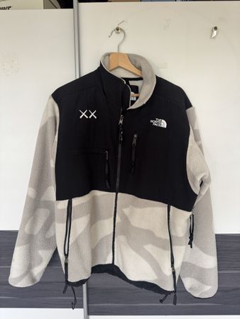 Tnf x kaws polaire 