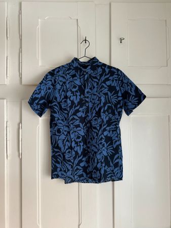 Hemd blau geblümt - S