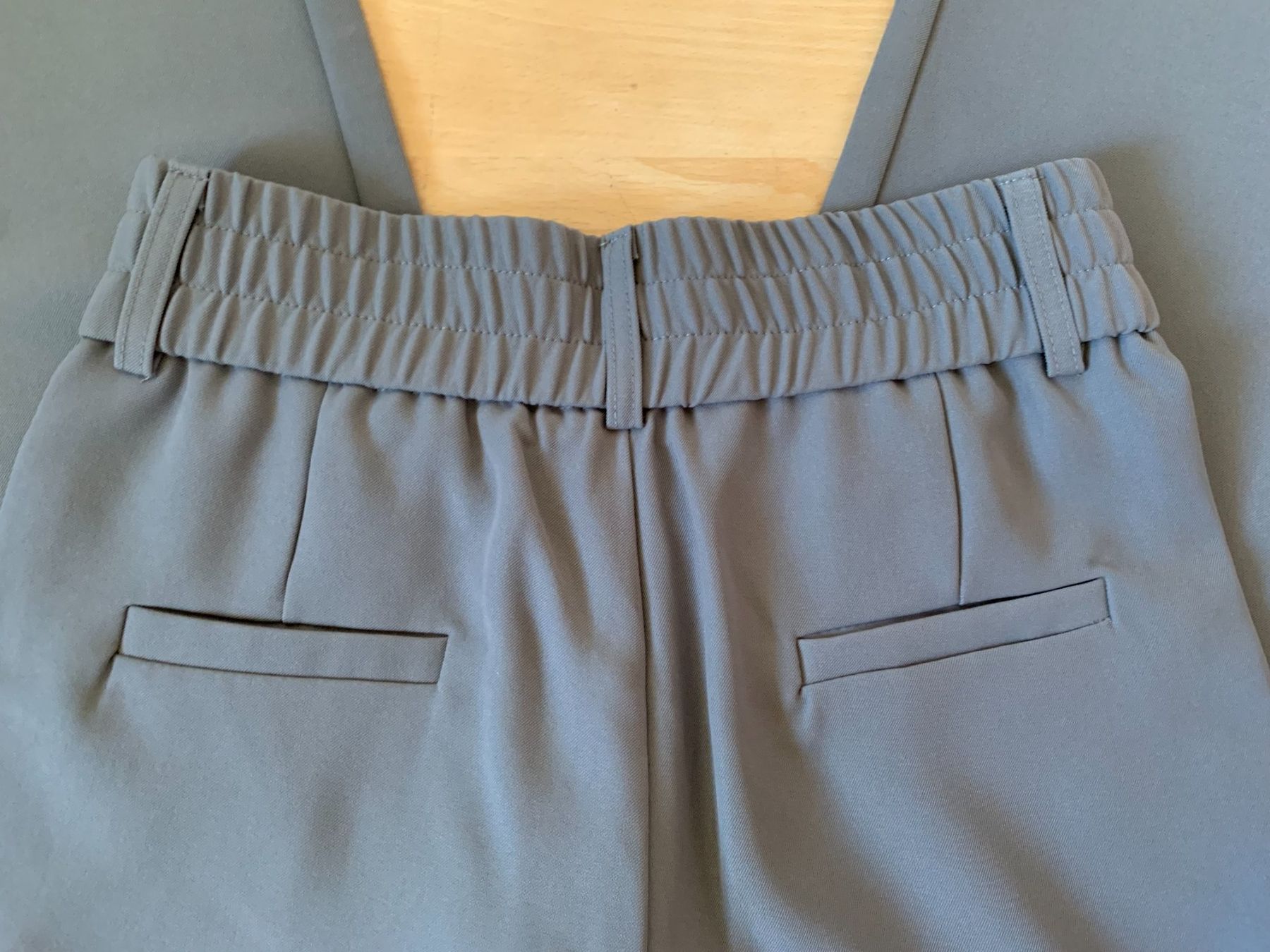 Pantaloni: Damen Hose, Gr. XS / S, Grau – Usato da Worb venduto da farben20zauber 1