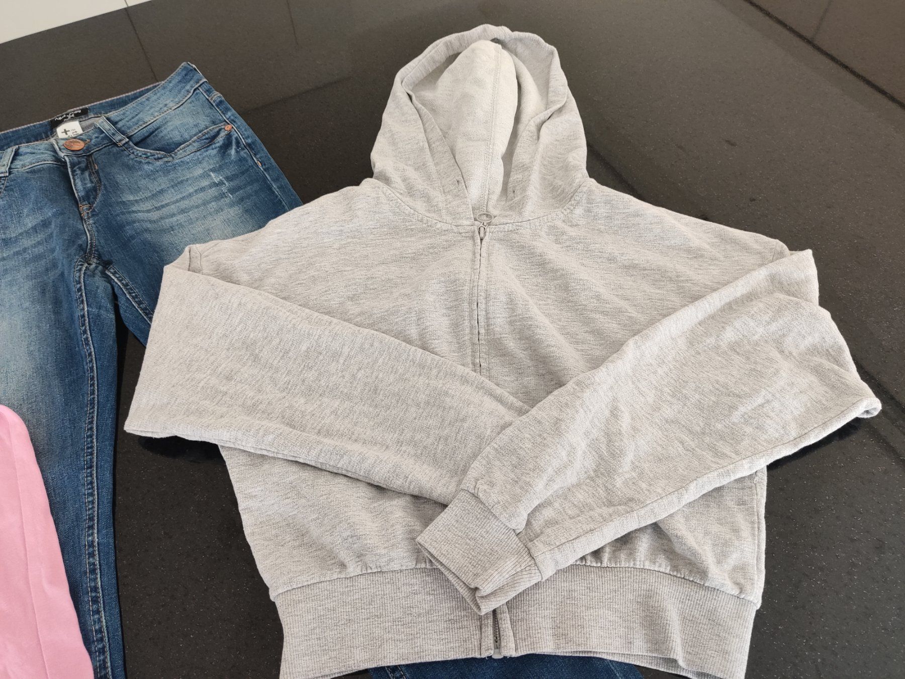 Lotti & Set di vestiti: Mädchen Jeanshose Sweatshirt und Kapuzenpullover 164 – Usato da Kriens venduto da rinzmann 1