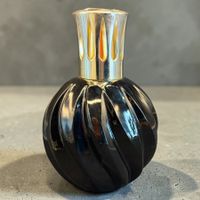 Lampe BERGER ancienne en opaline torsadée noire