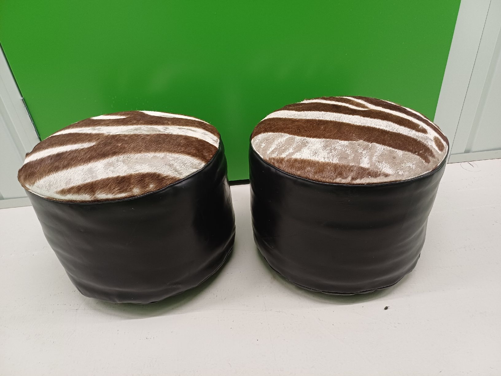 Hocker: Antike Leder Poufs/Wohnzimmerhocker – Gebraucht aus Zürich von Avocadokern 1
