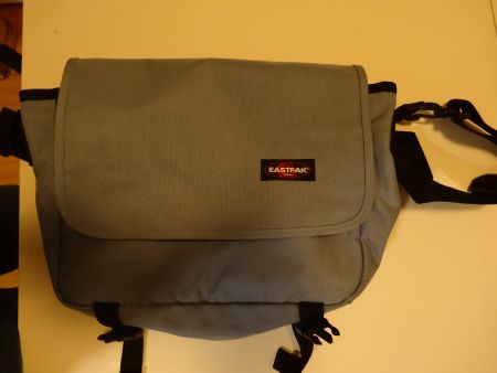 Eastpak Messenger Tasche Grau 2x benutzt – top Zustand!