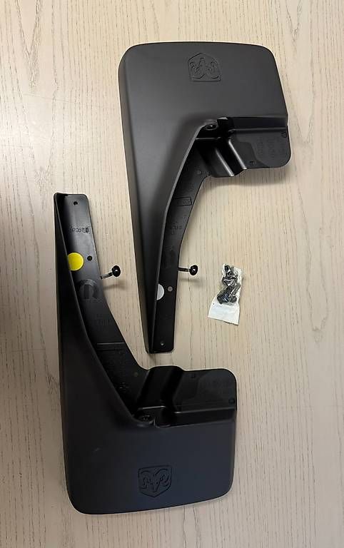 Ersatzteile: Original Front Splash Guards für Ram 82214137 – Gebraucht aus Wollerau von ST_DYNAMICS_AG