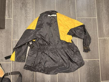 Schwarze Regenjacke mit Gelb - Ideal für den Herbst!