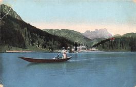 Davos (GR) Alpensee mit Boot und Ortschaft