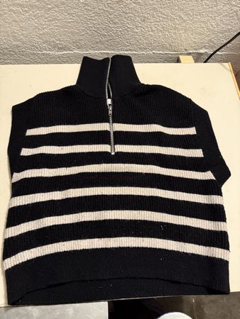 Schwarze Strickjacke mit Reissverschluss und Streifen, Gr.M