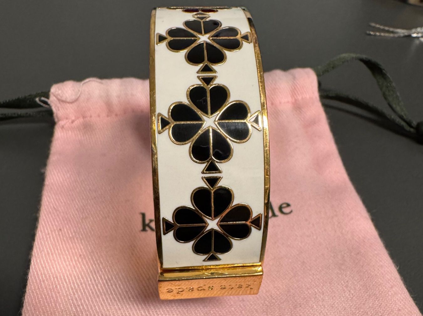 Kate Spade Bracciali & Braccialetti: Kate Spade New York Enamel Hinge Bangle Bracelet – Nuovo (secondo la descrizione) da Uitikon Waldegg venduto da gha_v6gz 4