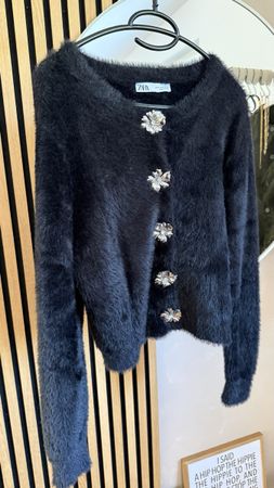 Elegante ZARA Strickjacke mit Schmuckknöpfen, Grösse S