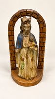 Madonna mit Kind aus polychrom gefasstem Holz mit Holzrahmen