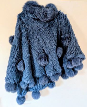 Wunderschöner, weicher Echtfell-Poncho mit Kapuze