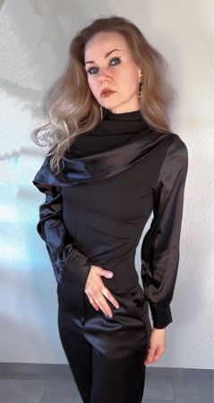 Blouse femme en satin noir élégante