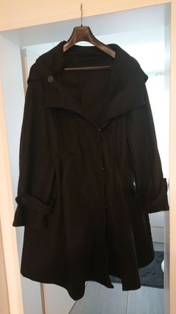 Schicker Wintermantel mit Kapuze, Grösse 8xl ca Grösse 60