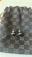 Élégantes boucles d'oreilles noires de marque, neuves.
