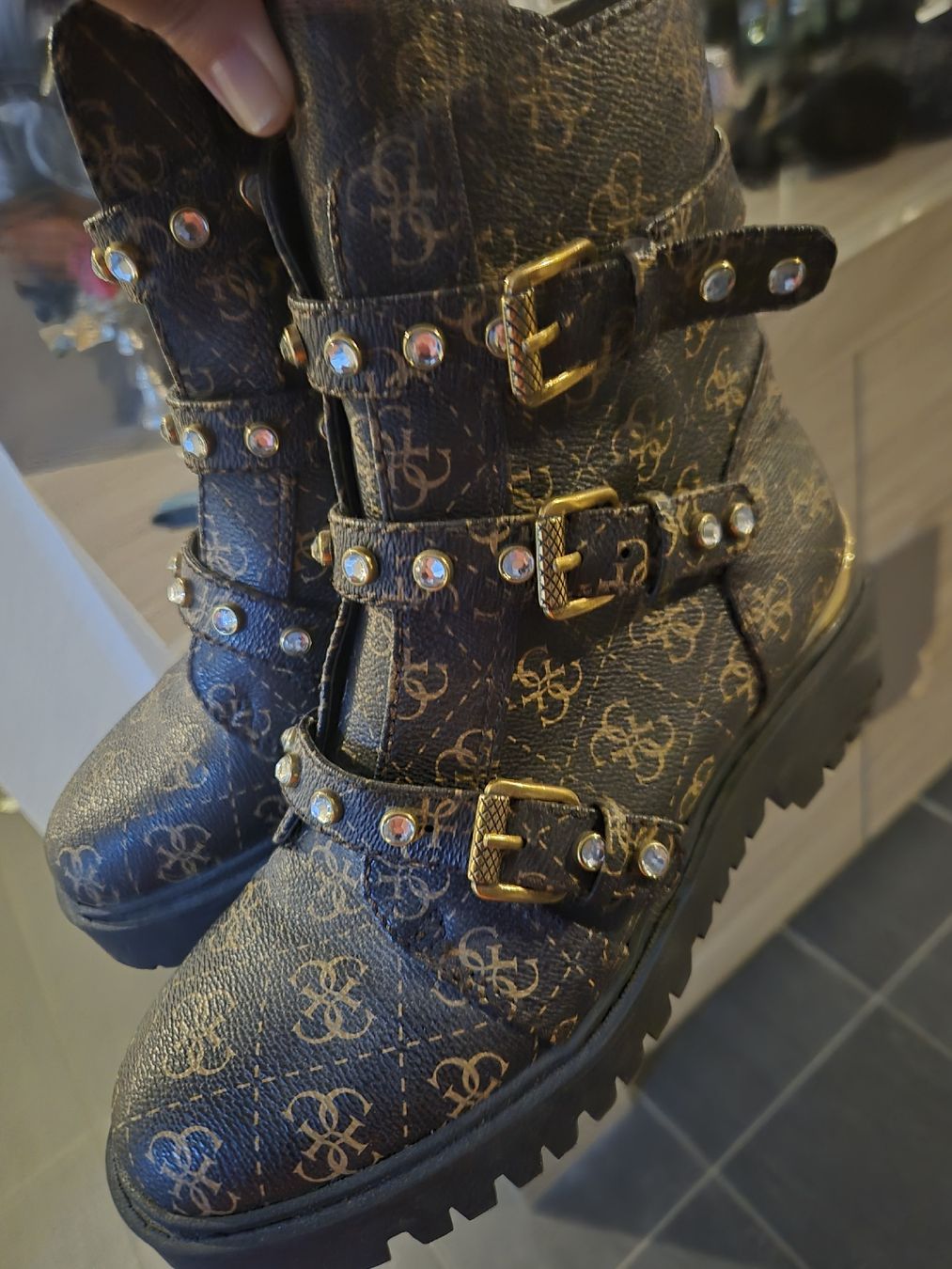 Scarpe da donna: stivali Guess usati pochissimo – Usato da Gampel venduto da ven_s5lq 3
