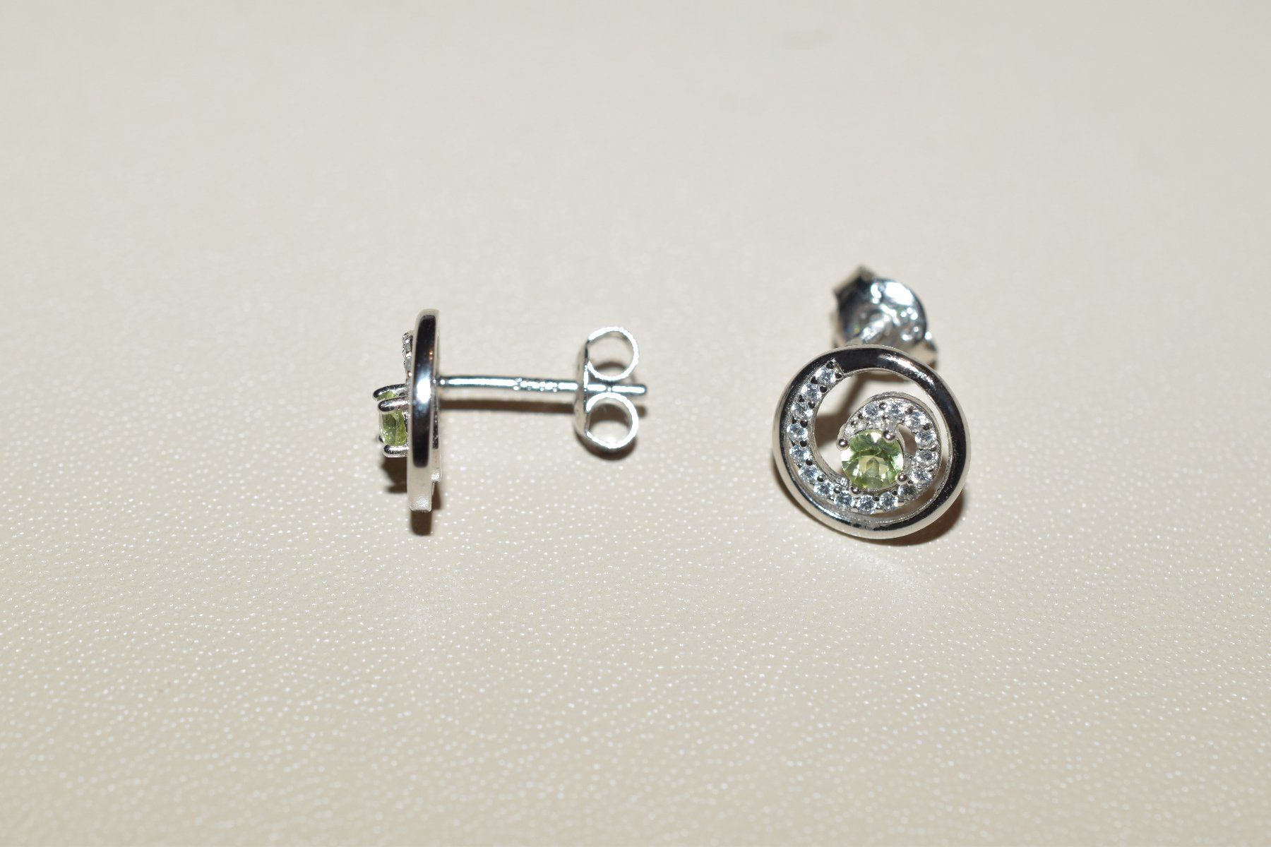 Orecchini pendenti & Orecchini a lobo: Ohrstecker mit Peridot (Chrysolith), neu – Nuovo e nell'imballaggio originale da Laufen venduto da flowerfan 2