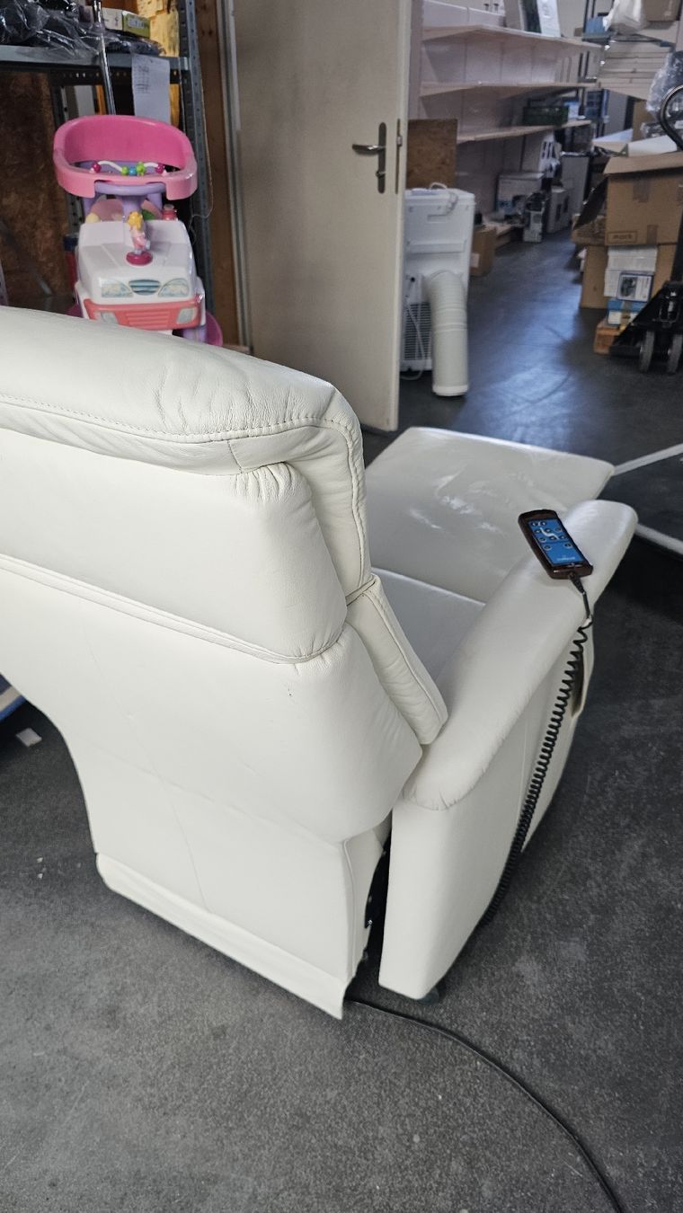 Fauteuils: Sessel Cumulus Leder weiss mit Aufstehhilfe Sitzfunktion – D'occasion à Koppigen par Bracher_Mail-House 1