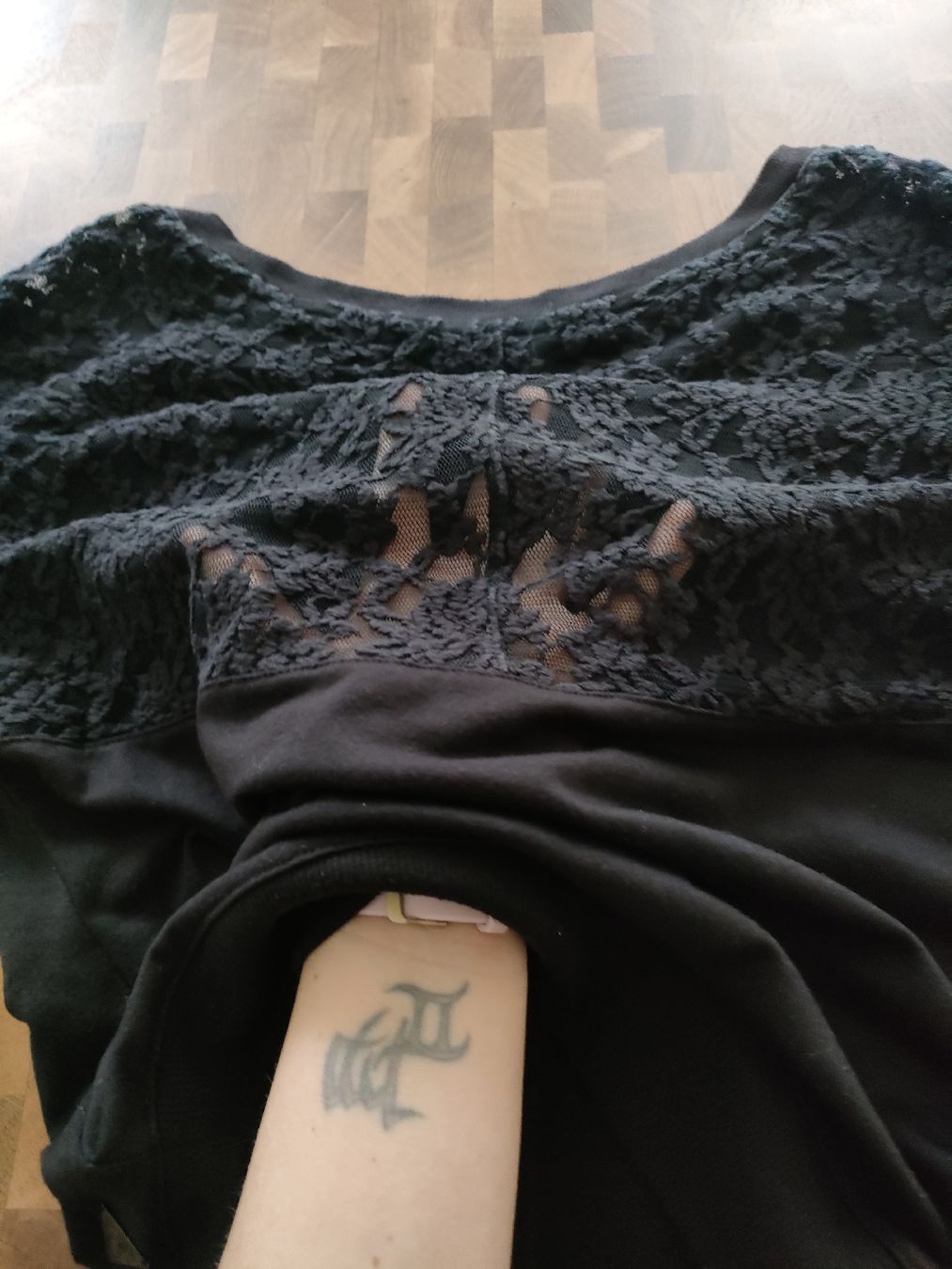 Guess Pullover & Sweatshirts: Pullover – Gebraucht aus Oberengstringen von ina_5xrj 5