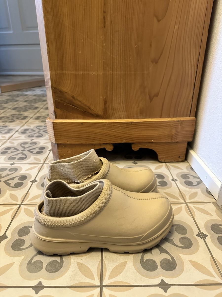 Ugg Chaussures femmes: Ugg Tasman Slipper – D'occasion à Zürich par NicolaLauraJoy 1