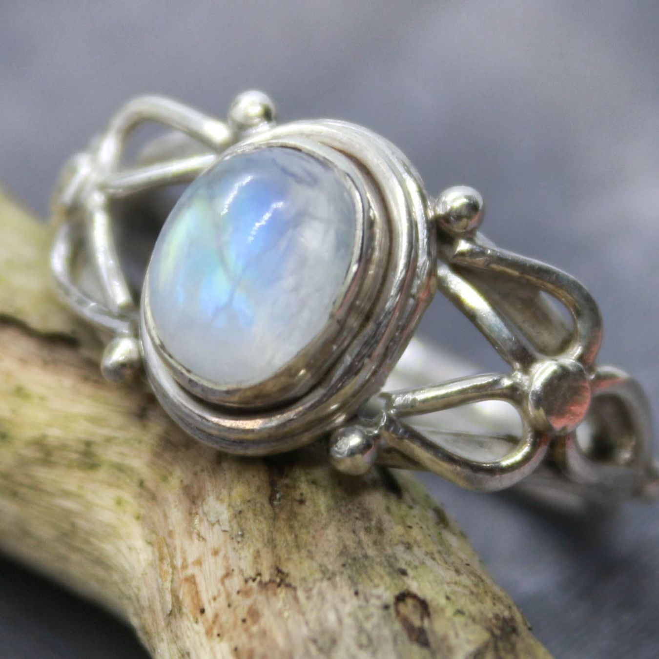 Anelli: Mondstein Ring echt Silber 925 blau schimmernd Gr.55 modern – Nuovo e nell'imballaggio originale da Bad Salzdetfurth venduto da Weltenbummler-Shop 2