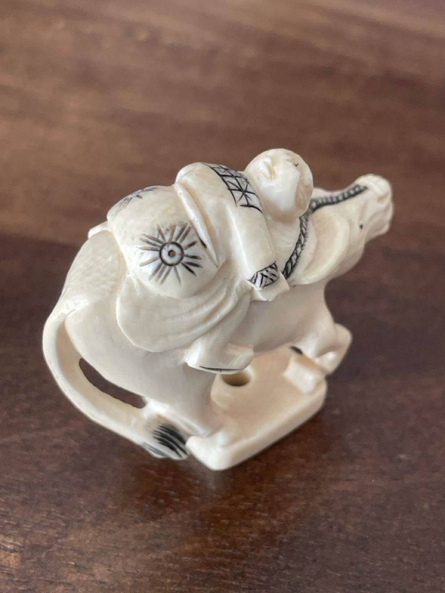 Statuette: Netsuke, Mann auf Wasserbüffel, signiert – Usato da Embrach venduto da Gauvain1 3