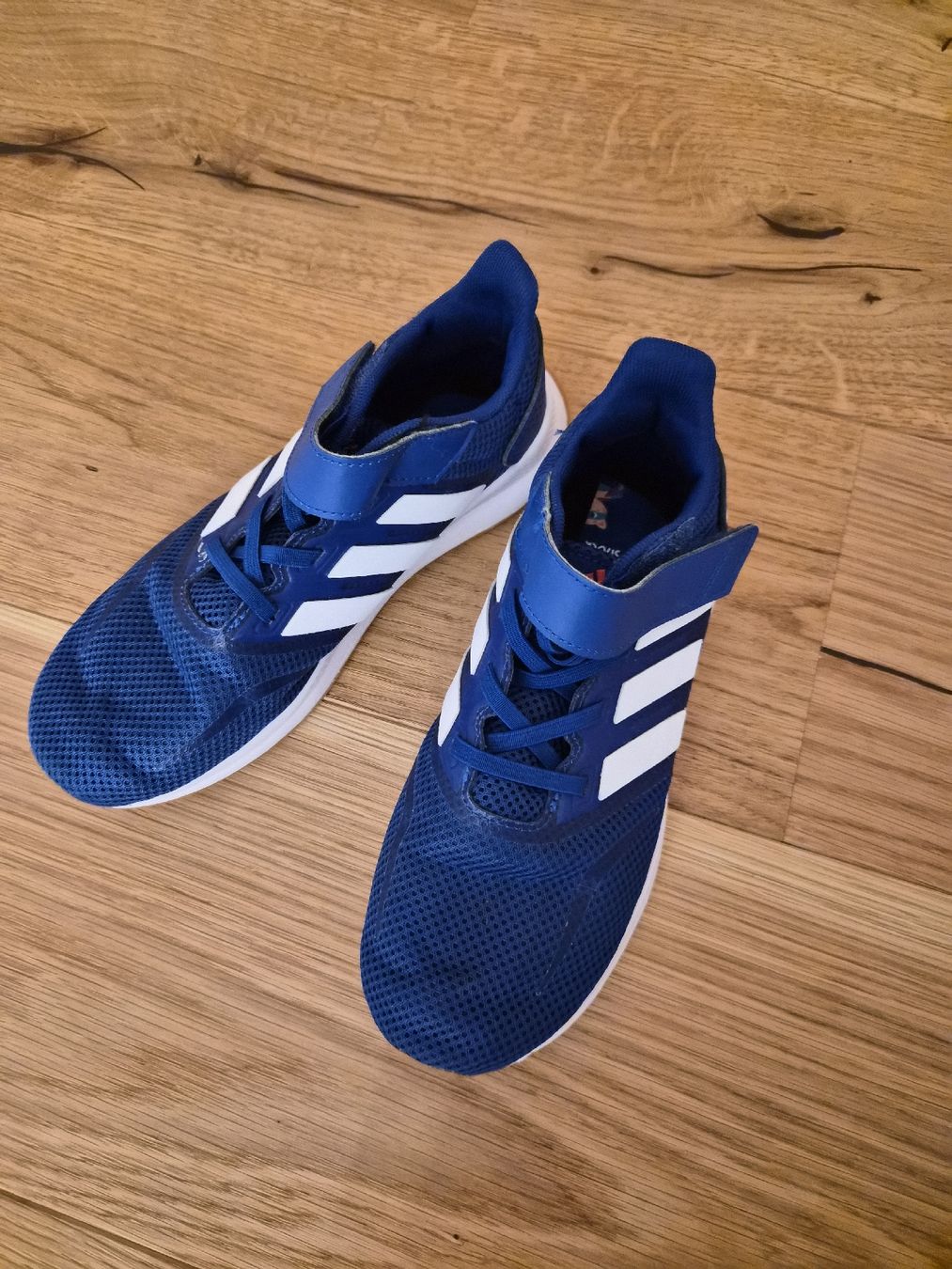 Adidas Scarpe per ragazzi: Kinder Turnschuhe Adidas, Grösse 34, blau – Usato da Schwarzenberg LU venduto da LadySecondhand