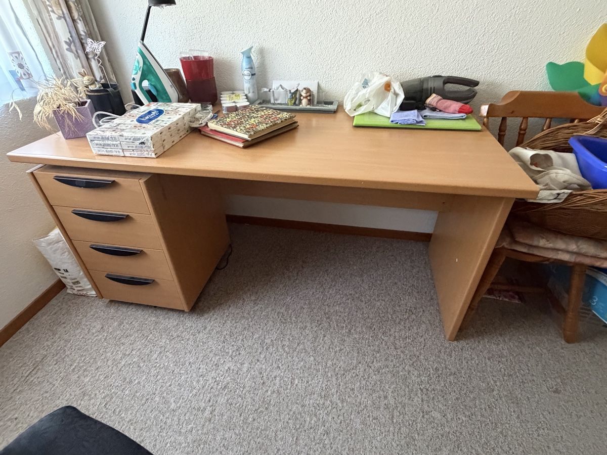 Scrivanie: Bürotisch mit Schubladenkorpus – Usato da Romanshorn venduto da Honeyloops-1993