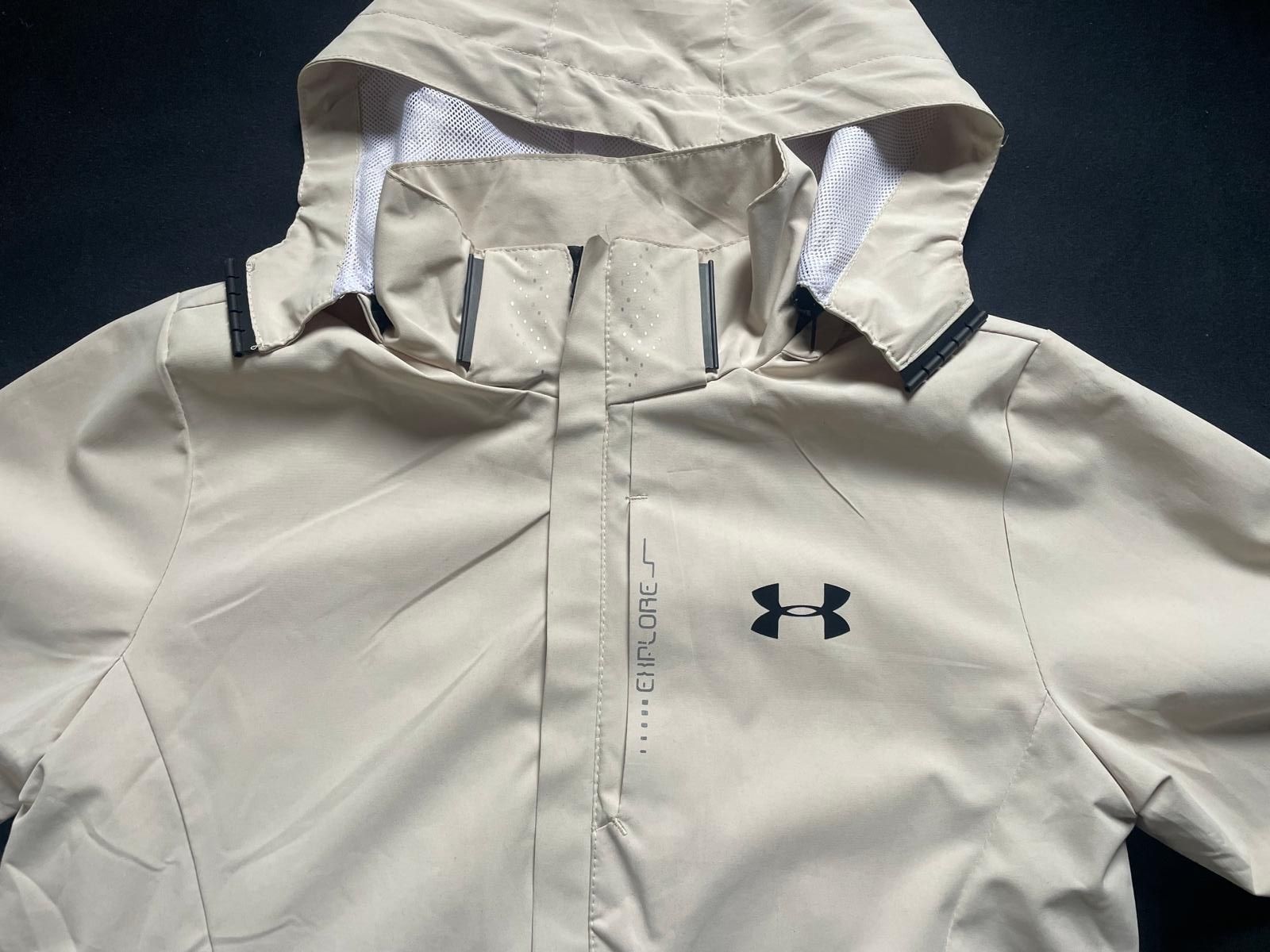 Under Armour Jacken: Veste Under Armour – Neu (gemäss Beschreibung) aus Romont BE von cel_2qsz 2