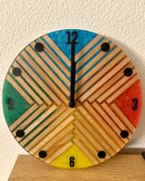 Einzigartige Epoxidharz- Holzwanduhr, farbenfroh, Handarbeit