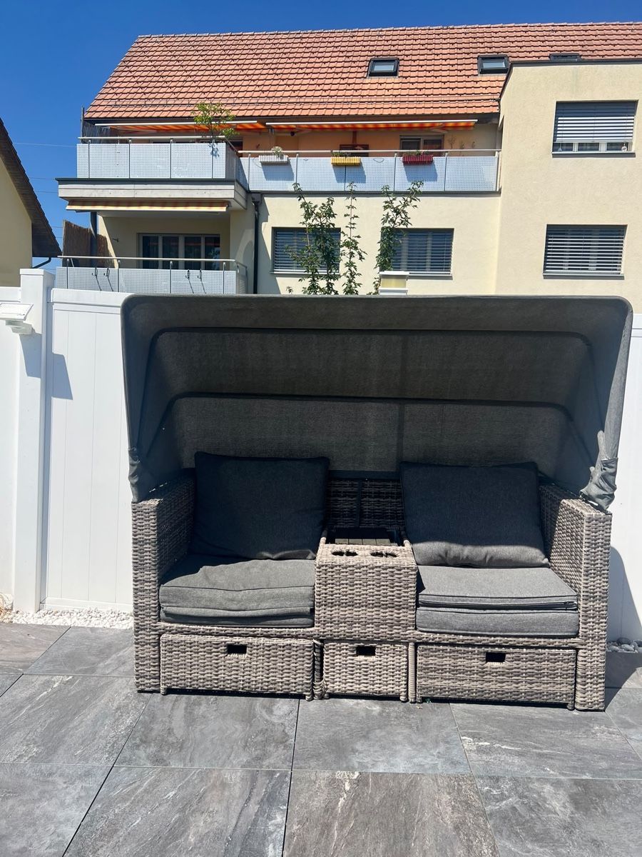 Divani: Gartenlounge Rattan grau mit Sonnendach und Hocker – Usato da Embrach venduto da Leva11