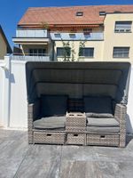 Gartenlounge Rattan grau mit Sonnendach und Hocker