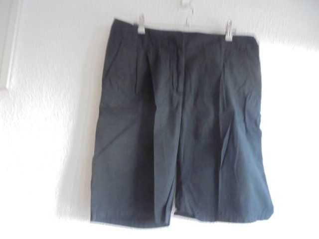 H&M Pantaloni: Shorts schwarz Gr. 42 H&M NEU – Nuovo (secondo la descrizione) da Hinwil venduto da Glasperlen 1