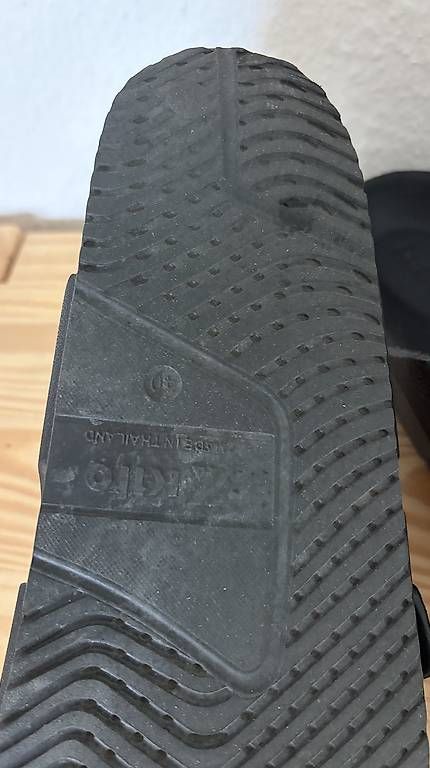 Scarpe da uomo: Sandalen Zehentrenner schwarz – Usato da Neuheim venduto da Vinn 1