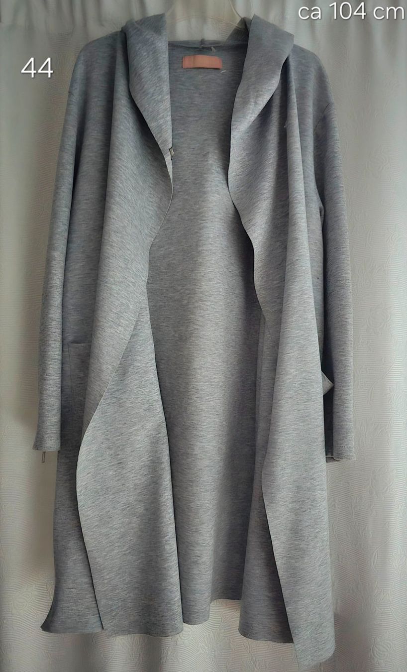 Cappotti: Grauer Mantel mit Kapuze, Gr 44 – Usato da Meggen venduto da everydaysale