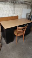 Schwarzer Schreibtisch mit Holzplatte - sehr gut erhalten