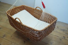 Moseskorb / Wiegekorb / Federwiege aus Rattan mit Matratze