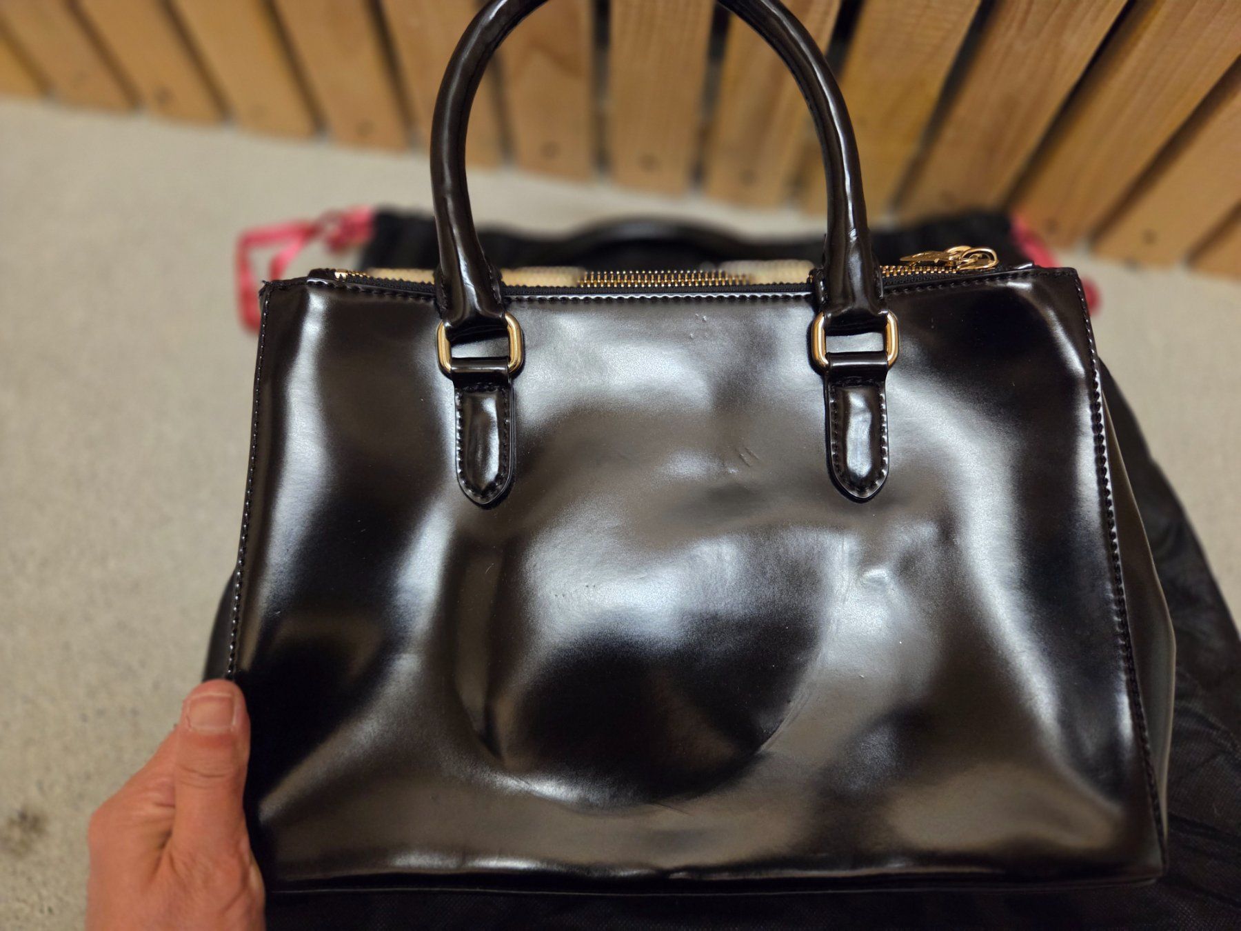 DKNY Borse da donna: DKNY Lackleder-Handtasche VINTAGE – Usato da Emmen venduto da GrabandGo 1