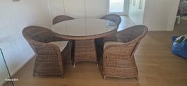 Table ronde rotin + 4 chaises avec coussins MAZUVO. 