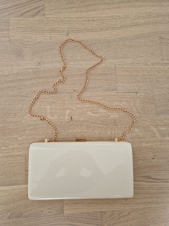 Neu Elegante Clutch in Weiss mit goldener Kette