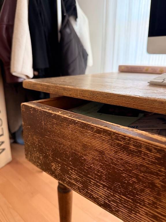 Scrivanie: Vintage Büro Tisch mit Schublade – Usato da Zürich venduto da gnvb 2