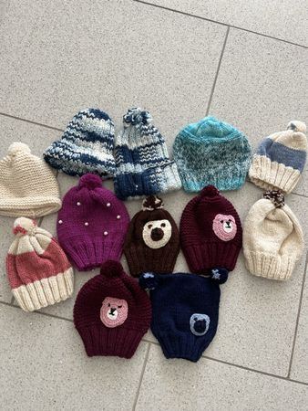 Konvolut 12 Baby Mützen handgestrickt  neu