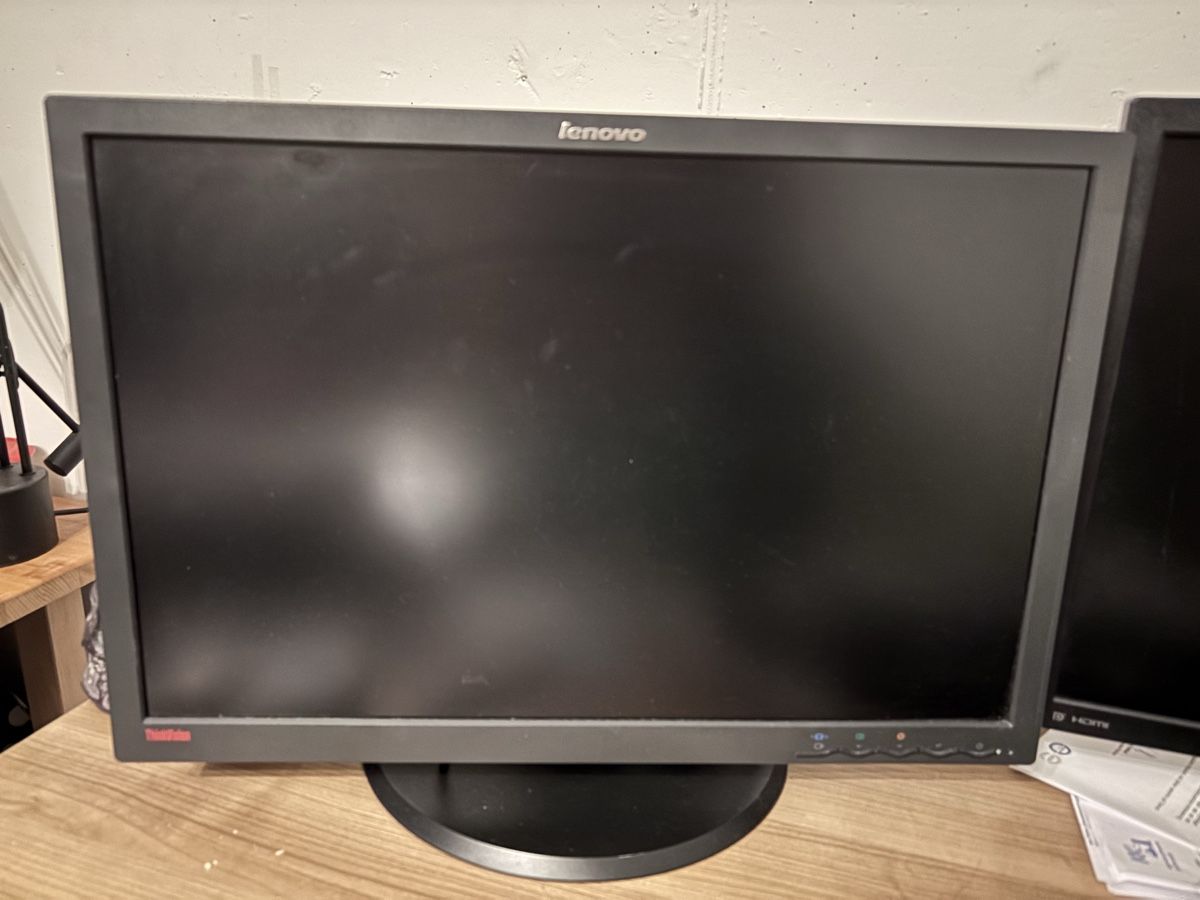 Ecrans: Lenovo ThinkVision 24" – D'occasion à Wil ZH par Pfisti87