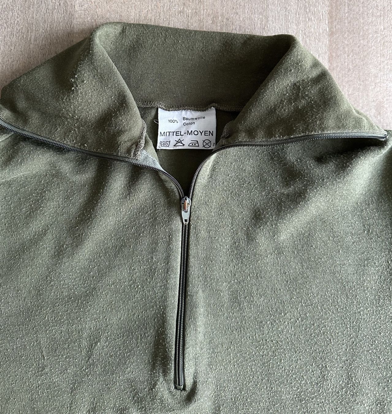 Schweizer Armee T-shirt: Gnägi Militär-Leibchen Original – Usato da Hergiswil NW venduto da hpb_9bvx 1