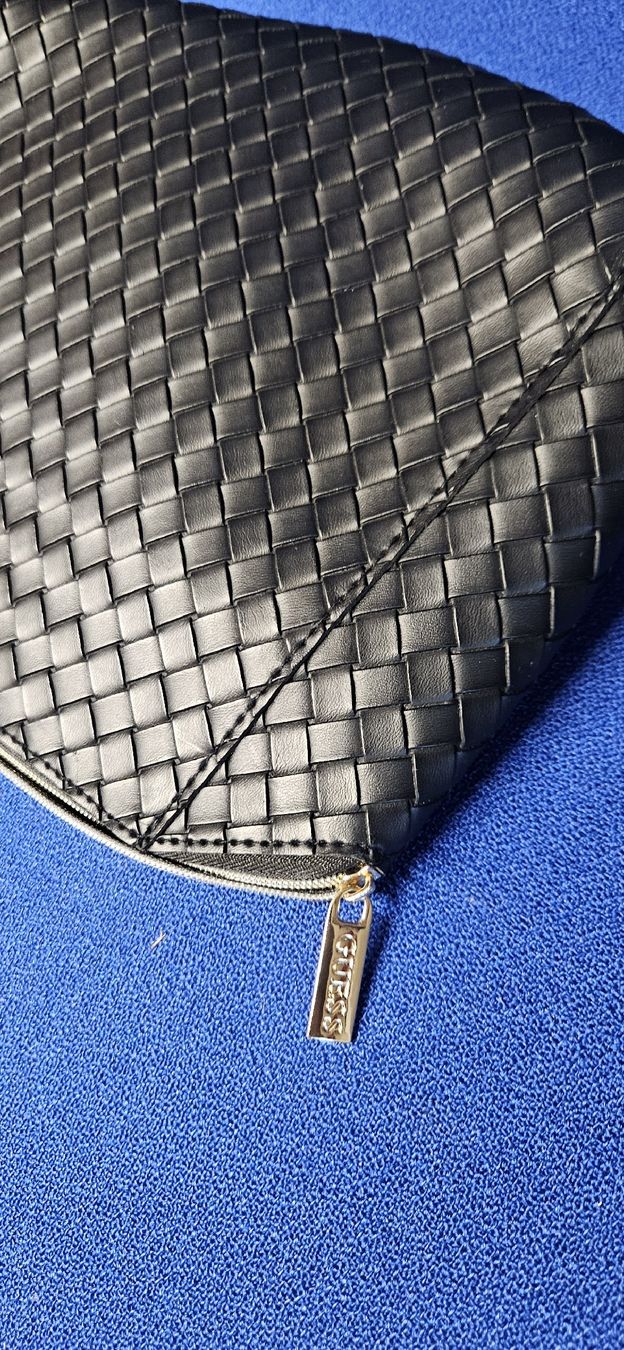 Guess Borse da donna: Guess Kosmetiktasche Schwarz – Usato da Baar venduto da Vel...Baar45 1