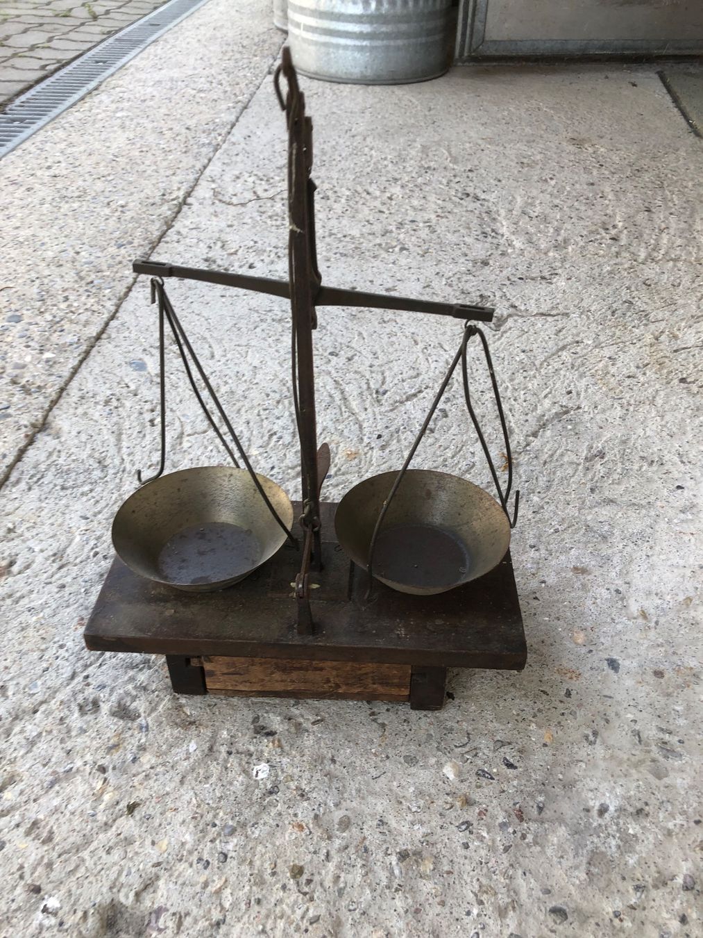 Waagen und Gewichte: Ancienne balance / Antike Waage, – Gebraucht aus Sierre von side8625 5