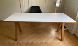 Tisch mit weisser Tischplatte und Holz-Beine