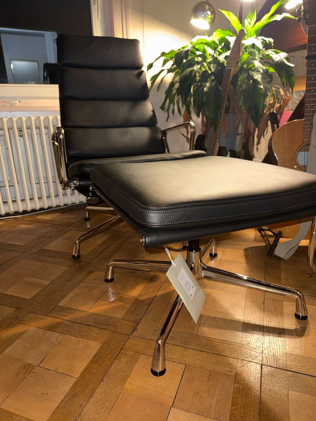 Vitra Sessel: Vitra Eames EA 222 + 223 Nero Premium Leather – Neu (gemäss Beschreibung) aus Zürich von aur_gw22